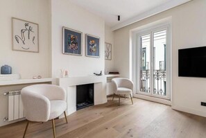 Living area - Elegant Luxury Apartment in Puerta del Sol with 3 En-Suite Bedrooms (Madrid)