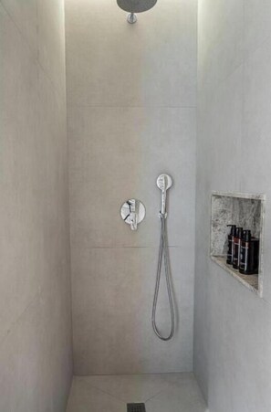 Bathroom - Elegant Luxury Apartment in Puerta del Sol with 3 En-Suite Bedrooms (Madrid)