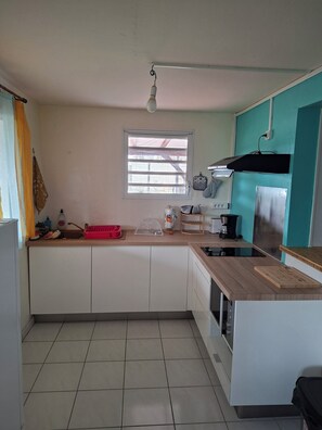 Private kitchen - Le Cocon de Ducos. Charming, independent, air-conditioned T2 apartment in the heart of Martinique. (Ducos)