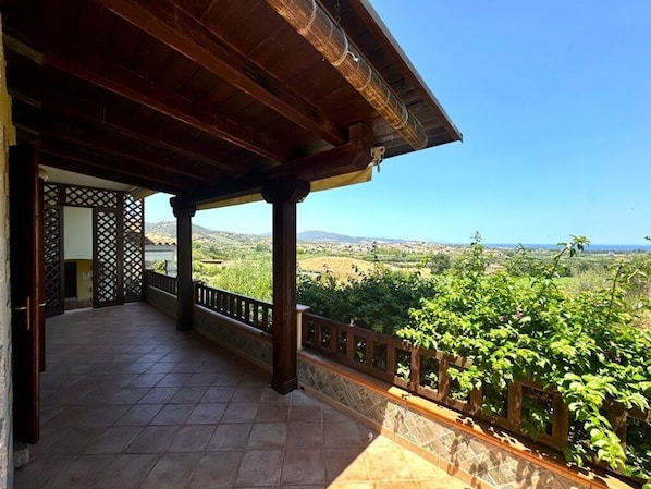 A covered outdoor area with a view of a green landscape. - Vacation House Bellavista - Budoni - Muriscuvò (budoni)