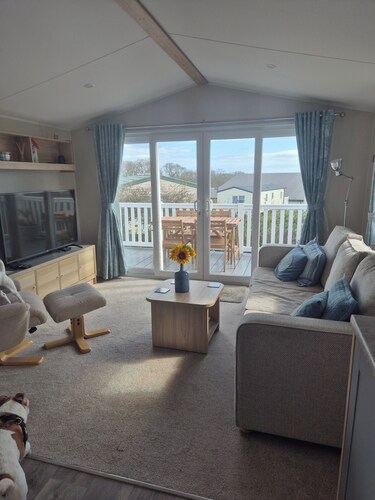 Cabin Sleeps 4 With Garden and Parking