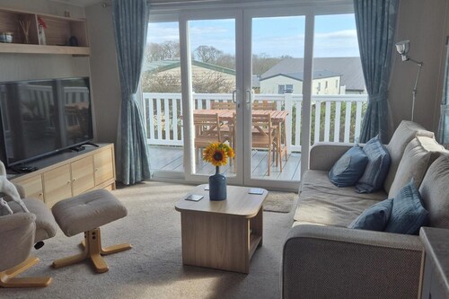 Cabin Sleeps 4 With Garden and Parking