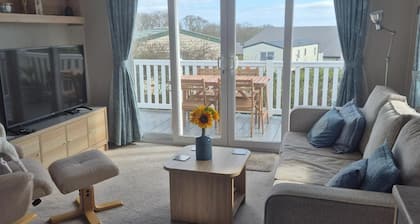 Cabin Sleeps 4 With Garden and Parking
