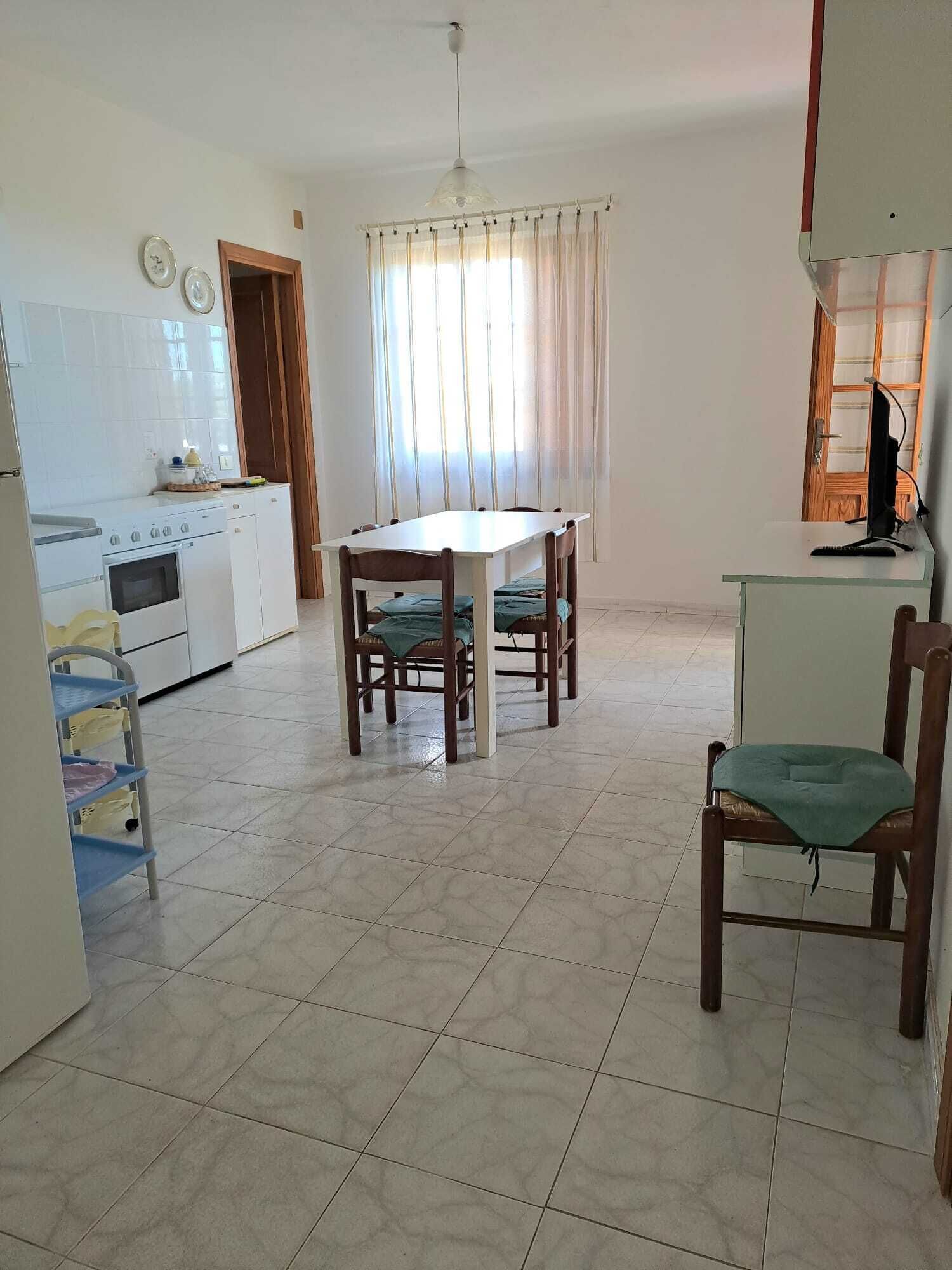 Fridge, oven, stovetop, cookware/dishes/utensils