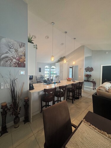 Tropical Oasis, 3 Bedroom house with pool.