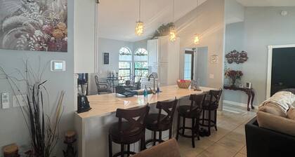 Tropical Oasis, 3 Bedroom house with pool.