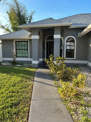 Exterior - Tropical Oasis, 3 Bedroom house with pool. (Palm Bay)
