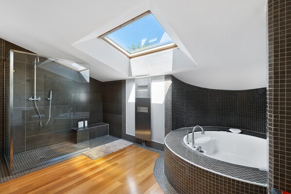 Shower, hair dryer, towels - Villa 'In Langa' with Mountain View, Private Pool and Wi-Fi (Belvedere Langhe)