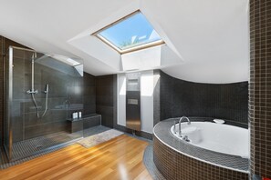 Dusche, Haartrockner, Handtücher