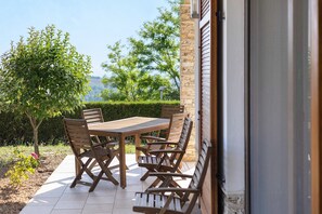 Outdoor dining - Villa 'In Langa' with Mountain View, Private Pool and Wi-Fi (Belvedere Langhe)
