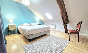 Tabla de planchar con plancha, wifi gratis, ropa de cama