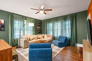 Smart TV, offices - Western Tailgate -Sleeps 15, Hot Tub, Bocce, by UT (Austin)