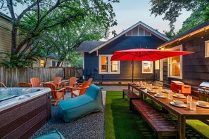 Outdoor dining - Western Tailgate -Sleeps 15, Hot Tub, Bocce, by UT (Austin)
