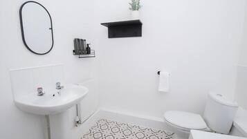 Double Room | Bathroom | Bathtub, free toiletries, hair dryer, towels