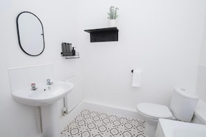 Double Room | Bathroom | Bathtub, free toiletries, hair dryer, towels - Amber Serviced Accommodation Rooms (Hull)