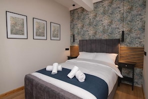 Desk, laptop workspace, free WiFi - Amber Serviced Accommodation Rooms (Hull)