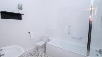 Bathtub, free toiletries, hair dryer, towels