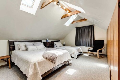Private Loft Guesthouse Near UofO