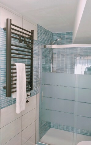 Shower, hair dryer, bidet, towels - Il Pettirosso - Cozy apartment just a 5-minute walk from the center. (Volterra)