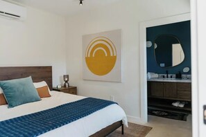 Room - Rustic Lodge at Cold Springs: Nature Trails & Peace | Secluded Ranch Retreat (Concan)