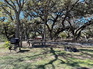 Outdoor dining - Secluded Ranch Stay up to 4 | Near Garner State Park and few steps to Frio River (Concan)