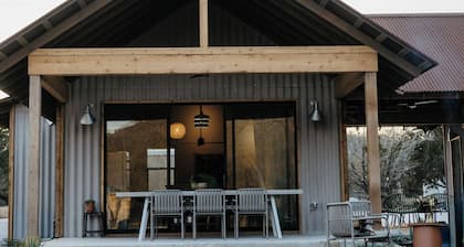 Secluded Ranch Stay up to 4 | Near Garner State Park and few steps to Frio River