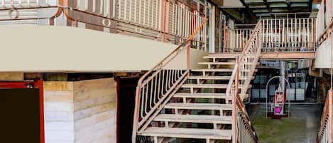 Un edificio de varios niveles con una escalera que conecta las diferentes plantas.