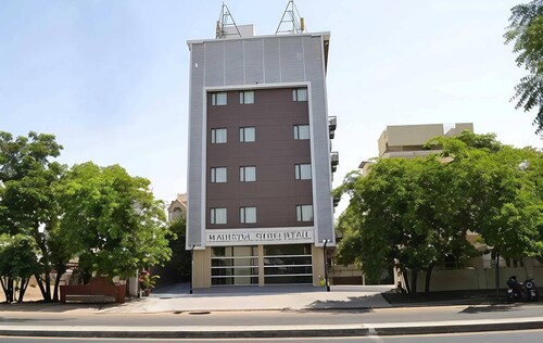 Deluxe Hotel Navjivan