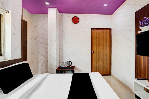 Deluxe Hotel Navjivan
