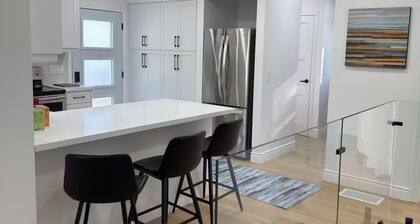 Bright Newly Renovated Cottage in Kawartha Lakes! Large deck/Lakeview!