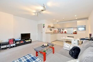 Living area - Bright 1BR Flat Near Canary Wharf & Stratford (London)