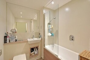Bathroom - Bright 1BR Flat Near Canary Wharf & Stratford (London)