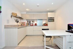 Private kitchen - Bright 1BR Flat Near Canary Wharf & Stratford (London)