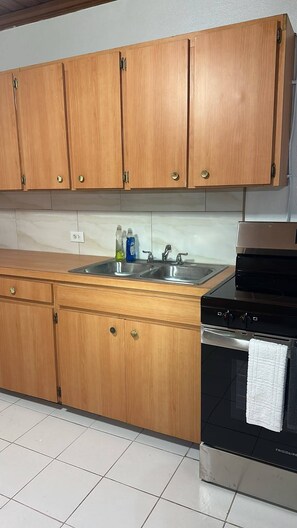 Fridge, microwave, oven, stovetop - Cozy Nassau Hideaway – Local Island Charm (Nassau)