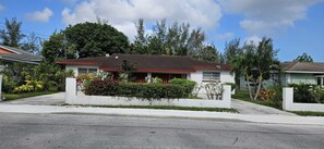 Exterior - Cozy Nassau Hideaway – Local Island Charm (Nassau)