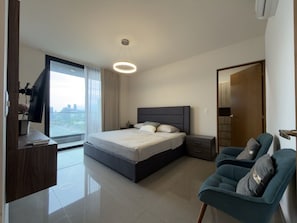 A modern bedroom with a bed, bedside tables, a desk, and a chair. - lujoso 2 cuartos bakara (Monterrey)