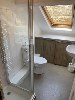 Classic Twin Room, Hill View | Bathroom | Shower - The Elks Head (Hexham)