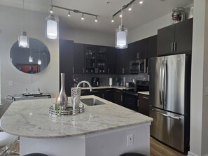 Private kitchen - Cozy 2-bedroom apartment with AC in enjoyable Buckhead Atlanta neighborhood. (Atlanta)