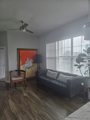 Living area - Cozy 2-bedroom apartment with AC in enjoyable Buckhead Atlanta neighborhood. (Atlanta)