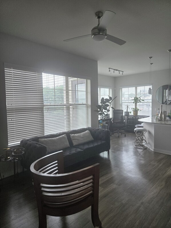 Living area - Cozy 2-bedroom apartment with AC in enjoyable Buckhead Atlanta neighborhood. (Atlanta)