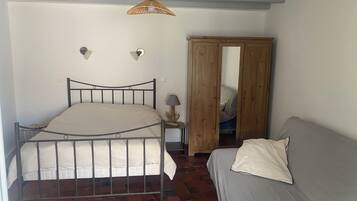 1 bedroom, travel cot, free WiFi