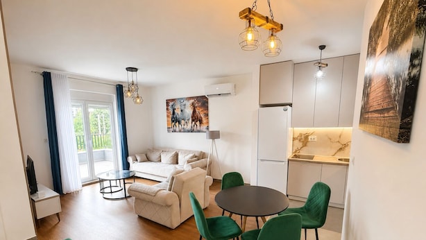 Um apartamento moderno com sala de estar, área de jantar e cozinha.