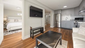 A modern apartment with a living room, kitchen, and bedroom. - Cozy 2BD Walkout Basement Suite Near Transit & Downtown Toronto (Toronto)
