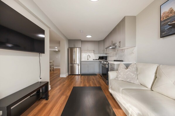 Interior - Cozy 2BD Walkout Basement Suite Near Transit & Downtown Toronto (Toronto)