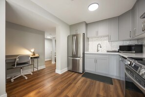 Private kitchen - Cozy 2BD Walkout Basement Suite Near Transit & Downtown Toronto (Toronto)