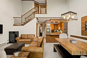Fernseher, Kamin, Stereoanlage