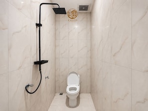 A bathroom with a shower, toilet, and a logo on the wall. - Glamping Ziezo (Kabupaten Karanganyar)