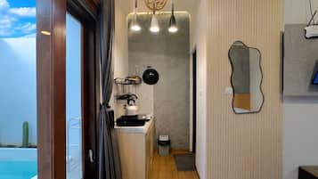 Deluxe Room, Lanai | Interior