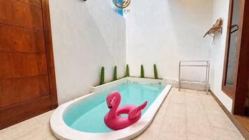 Deluxe Room, Lanai | Pool