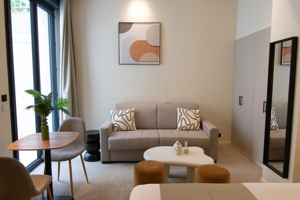 Living area - Suite-Family-Wet room-City view (Boulogne-Billancourt)